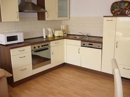 Wohnzimmer mit offener Küche