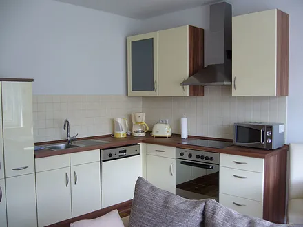 Wohnzimmer mit offener Küche