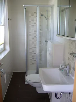 Dusche + WC mit Fenster