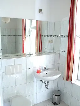 Hier jetzt nicht zu sehen ist die Badewanne mit Dusche. Es ist echt schwer diese vernünftig aufs Bild zu bekommen. :-)