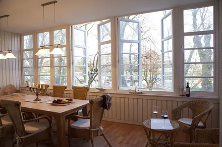 Die Veranda mit Blick auf das Kreuzfahrtterminal und den Alten Stom...