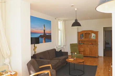 Wohnraum... hinten rechts geht es zur Küche und dem Flur.