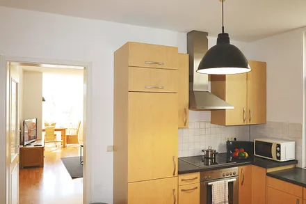 Blick von der Küche ins Wohnzimmer..