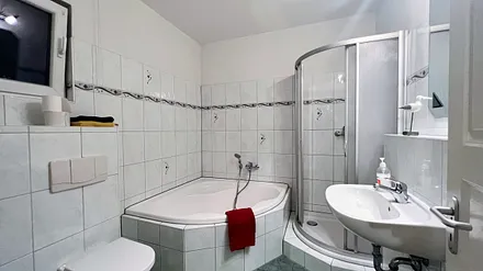 Bad mit Dusche, Wanne und Fenster