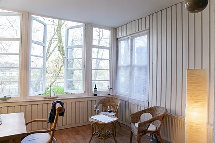 Wein trinken und Schiffe glotzen. Im Sommer nehmen die Bäume ein wenig die Sicht. Diese sorgen dann aber für ein eigenes Klima.