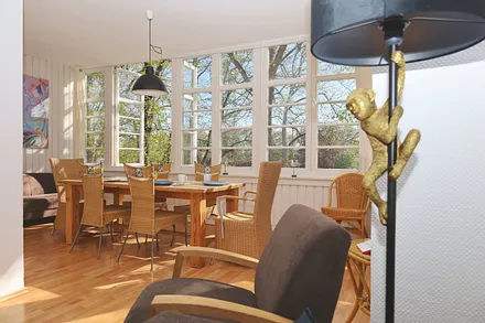 Die Veranda mit Blick auf das Kreuzfahrtterminal und den Alten Stom...