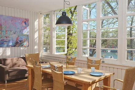 Die Veranda mit Blick auf das Kreuzfahrtterminal und den Alten Stom...