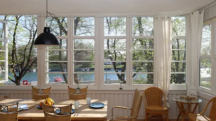 Die Veranda mit Blick auf das Kreuzfahrtterminal und den Alten Stom... 