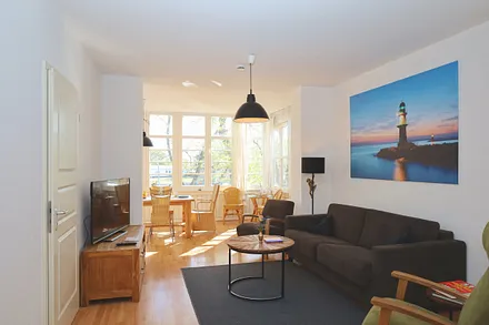 Die Veranda mit Blick auf das Kreuzfahrtterminal und den Alten Stom...