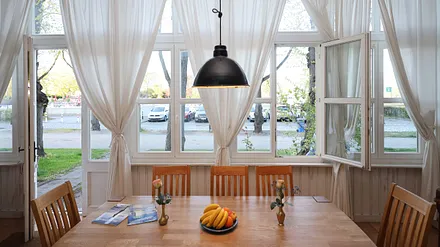 das Kreuzfahrtterminal befindet sich gegenüber des Hauses....der Esstisch in der Veranda ist verlängerter...