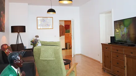 Es passt noch ein Babyreisebett mit in das Zimmer.... :-)