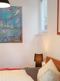 auch 3,6 Quadratmeter Schlaffläche. Schlafecke mit Stoffabtrennung zur Veranda hin.