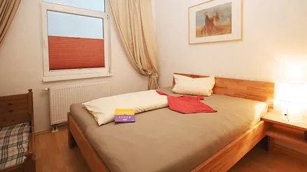 ..das ist jetzt das große Schlafzimmer mit einem zusätzlichen Kinderbett. Ein Schrank ist auch da...