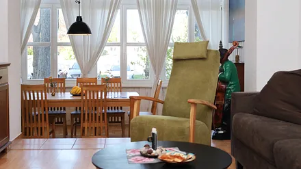 es darf Klavier gespielt werden.... Man hört auch deutlich die Begleitmusik auslaufender Kreuzfahrtschiffe. Sehen tut man Sie auch aus der Veranda heraus....