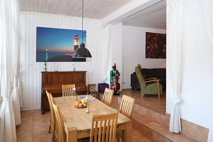 das Kreuzfahrtterminal befindet sich gegenüber des Hauses....der Esstisch in der Veranda ist verlängerter...