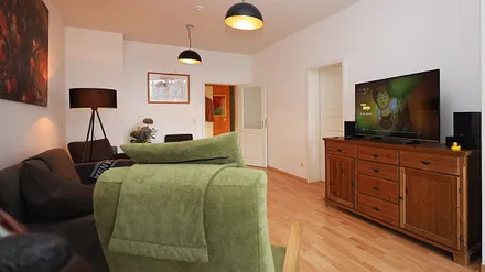 hinten geht es zur Küche und dem Flur... Rechts durch die Tür kommen wir zur Schlafecke welche wir gerade rechts von der Veranda aus gesehen haben.