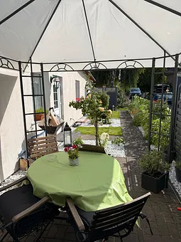 Aussenansicht gemütliche essecke unterm Pavillon 
