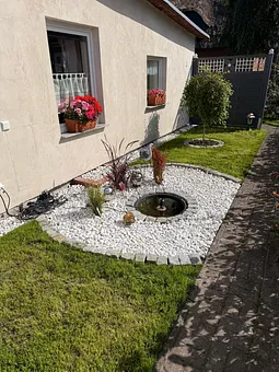 Kleiner gemütlicher aussenteich mit beleuchtung