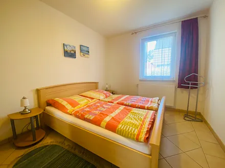 Schlafzimmer mit Kleiderschrank 