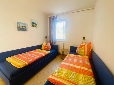 Kinderzimmer mit Einzelliegen und 2türigem Kleiderschrank