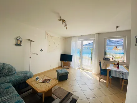 Blick vom Flur durch den Wohnraum auf die Terrasse