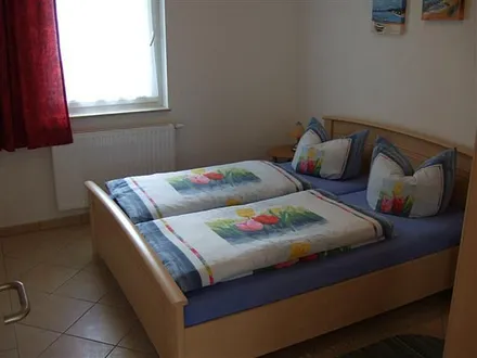 Schlafzimmer mit Doppelbett und 3türigem Kleiderschrank