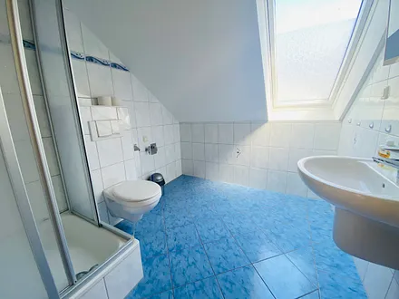 Geräumiges Bad (Dusche mit Eckeinstieg, Fussbodenheizung, Handtuchtrockner)