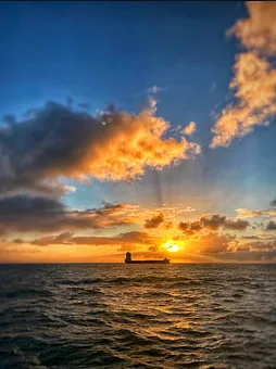 Frachter im Abendlicht