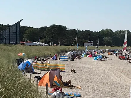 Surfschule bietet Strandaktivitäten