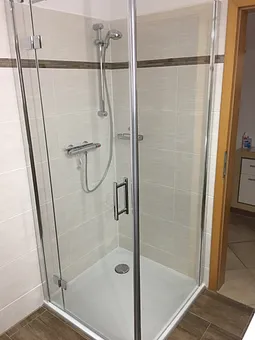 Badezimmer mit Dusche 90 x 90