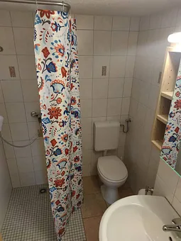 Bad mit Dusche und WC