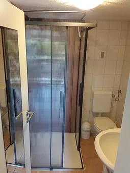 Bad mit Duschkabine