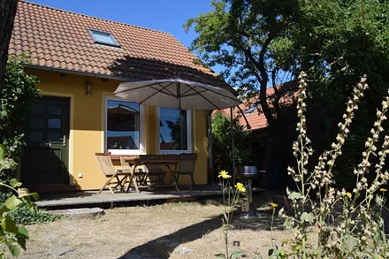 Terrasse mit Sonnenschrim und Grill