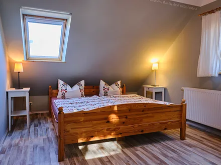 Doppelbett im Schlafzimmer