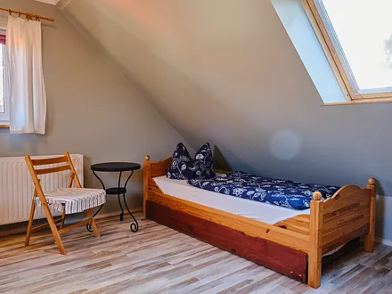 Einzelbett im Schlafzimmer