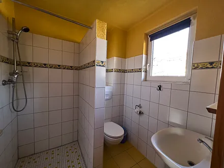 Bad mit Dusche, WC und Waschbecken