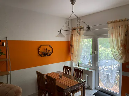 Blick in die Wohnküche mit Eßtisch