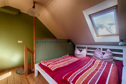 Doppelbett im 1. Schlafraum