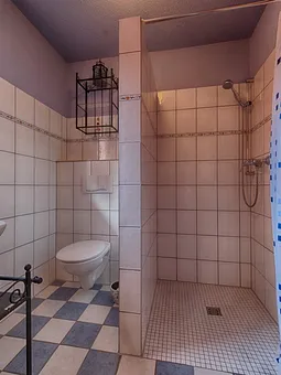 Bad mit Dusche, WC und Waschbecken