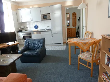 Küchenzeile mit Esstisch (4 Stühle vorhanden)