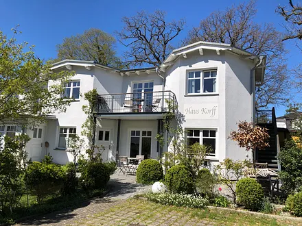 Außenansicht mit Sitzbereich