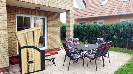 Große Sonnenterasse mit 450 m² umzäunten Garten