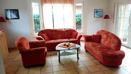 Großes Wohnzimmer mit Erker und Kaminofen 