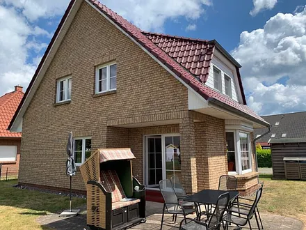 Große Sonnenterasse mit Strandkorb im  450 m² umzäunten Garten