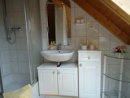 Bad mit Dusche und WC