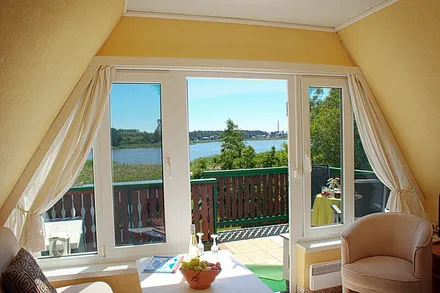 Ausblick auf das Wasser über den Balkon