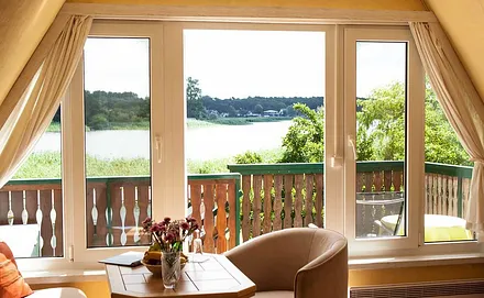 Aussicht über Balkon zum Wasser (hier geht die Sonne auf;))