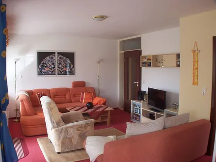 Wohnbereich mit Polsterecke und TV-Sessel