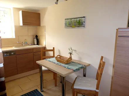 Voll ausgestattete Küche mit Geschirrspüler, Mikrowelle, Kaffeemaschine, Toaster und allgemeine Küchenutensilien