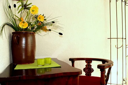 geräumiger Flur mit antikem Sekretär